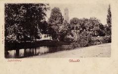 600795 Gezicht op de Stadsbuitengracht te Utrecht met op de achtergrond de Domtoren en rechts de Knuppelbrug.